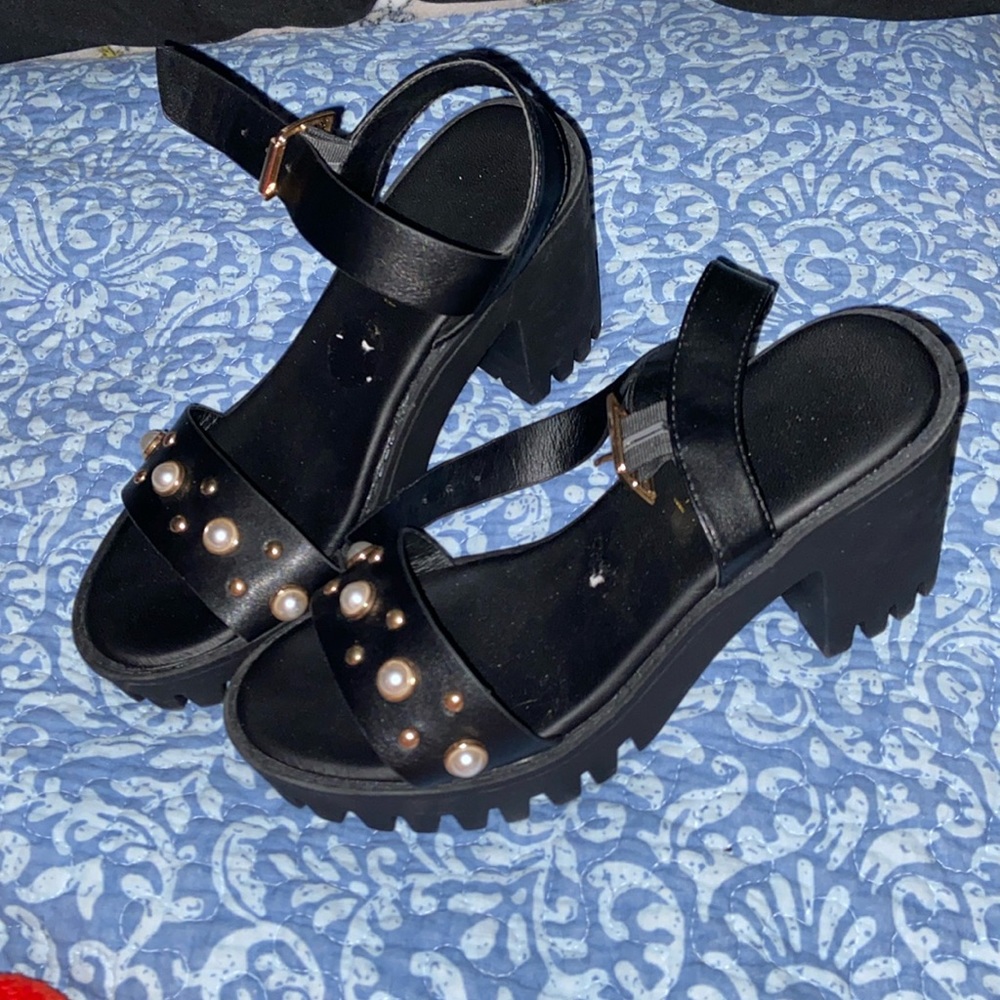 These are size 7 madden girl platforms. Have been worn only once. No use.